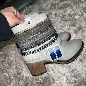 Cute booties size 8 NWT